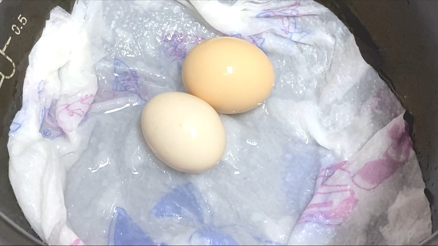 鸡蛋别再用水煮了，保姆教你新方法，只需1分钟，鸡蛋鲜嫩不粘壳