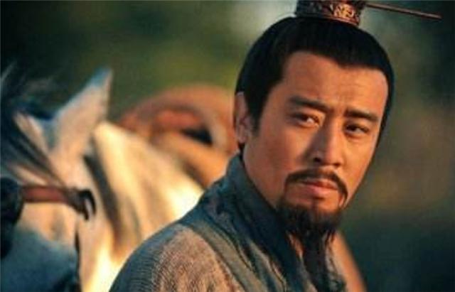 他家境贫寒，由长姐喂奶长大，8个哥姐供他念书