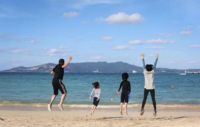 邓超零点零九分庆祝结婚9周年，晒夕阳下的一家四口，画面温馨