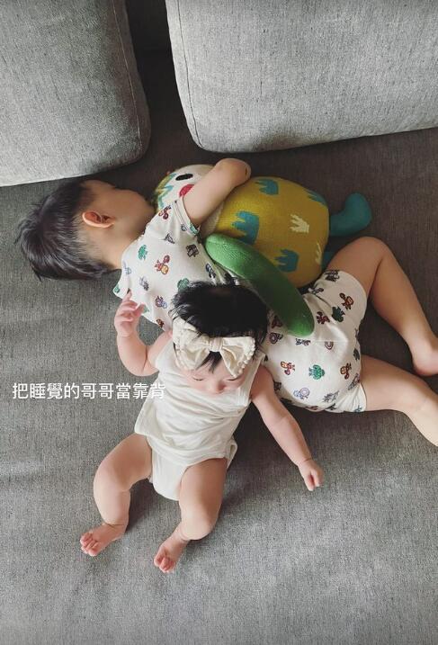 余文樂首曬一家四口合照，半歲女兒正面照曝光，妹妹小臉傲嬌可愛