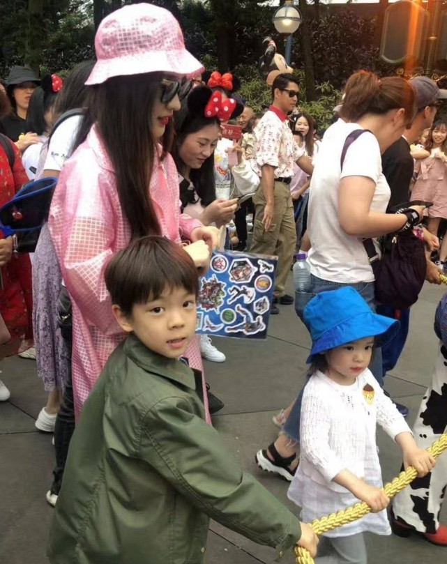 杜江獨自送兩個孩子出門，依依不捨神秘小女孩，真不是對方父親嗎