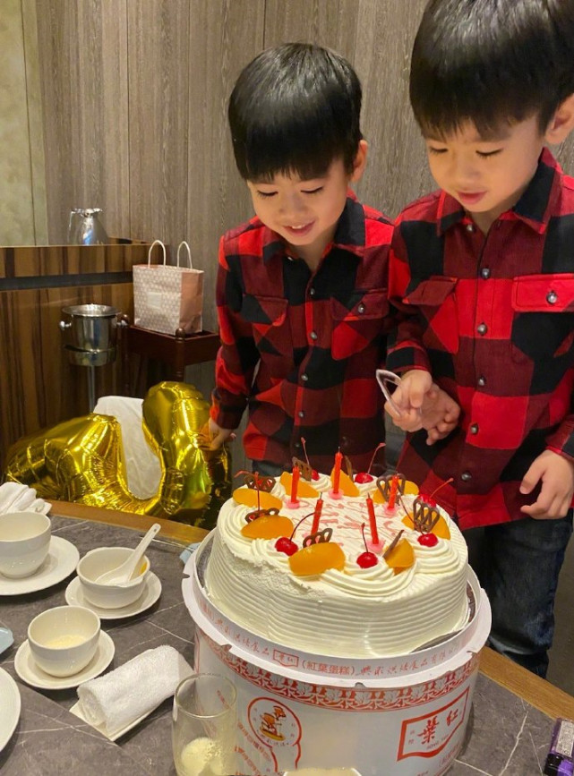 林志穎夫婦慶雙胞胎兒子滿5歲，雙子星穿兄弟裝切蛋糕，越長越帥