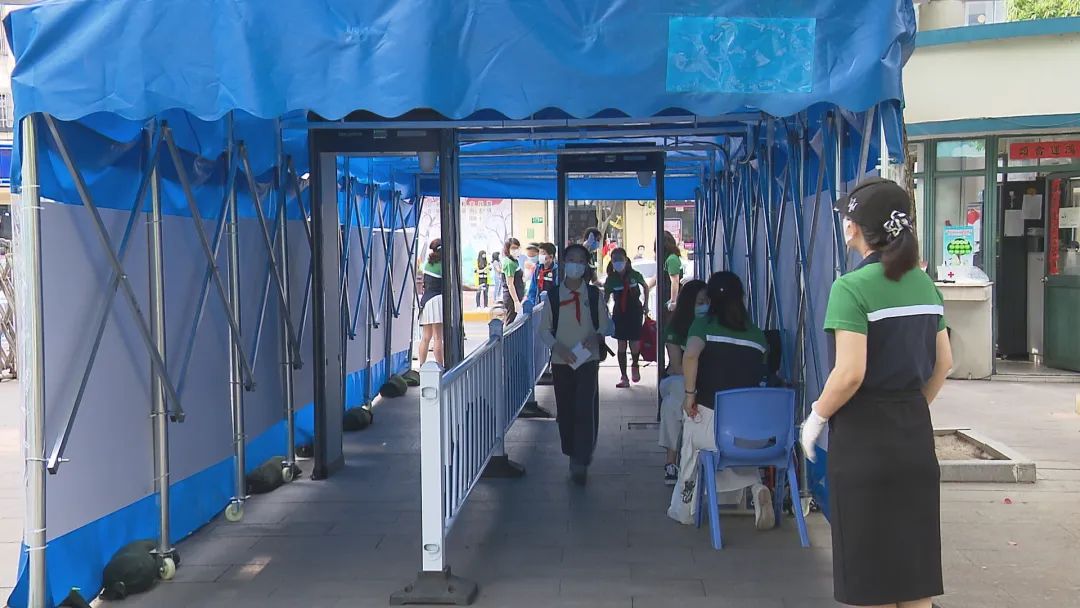 上海市闵行区小学部分复课：仍要求戴口罩上课