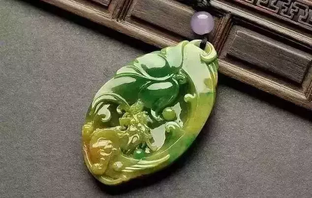 一块4色翡翠能卖300万?翡翠的颜色越多越值钱?千万别被骗了