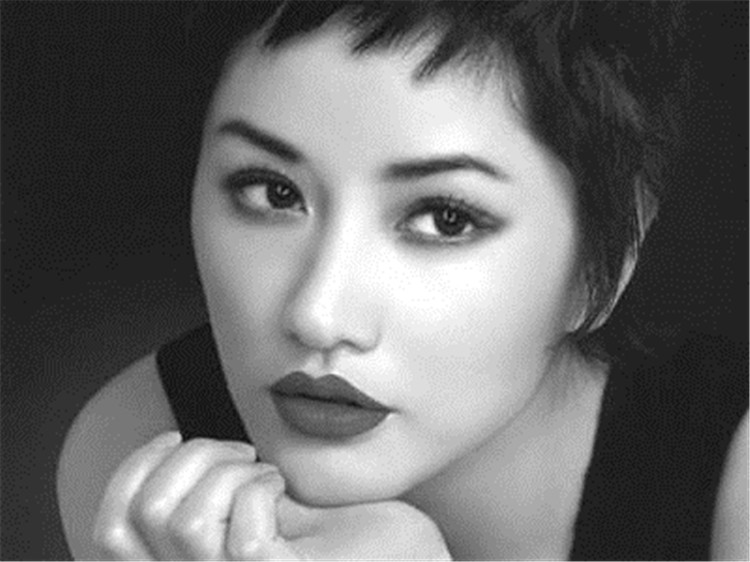 瞿颖不再是女神？身材没变，但咋油光满面的呢