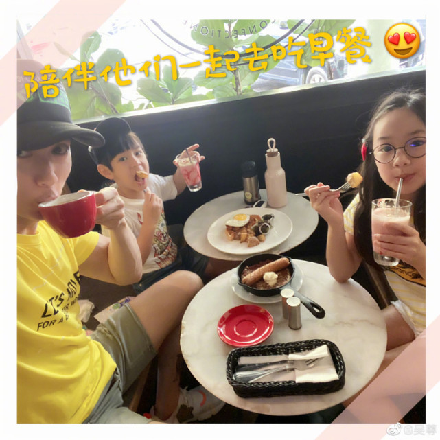 吴尊10岁女儿做亲子装，neinei戴眼镜认真染色，一家人逛街超拉风