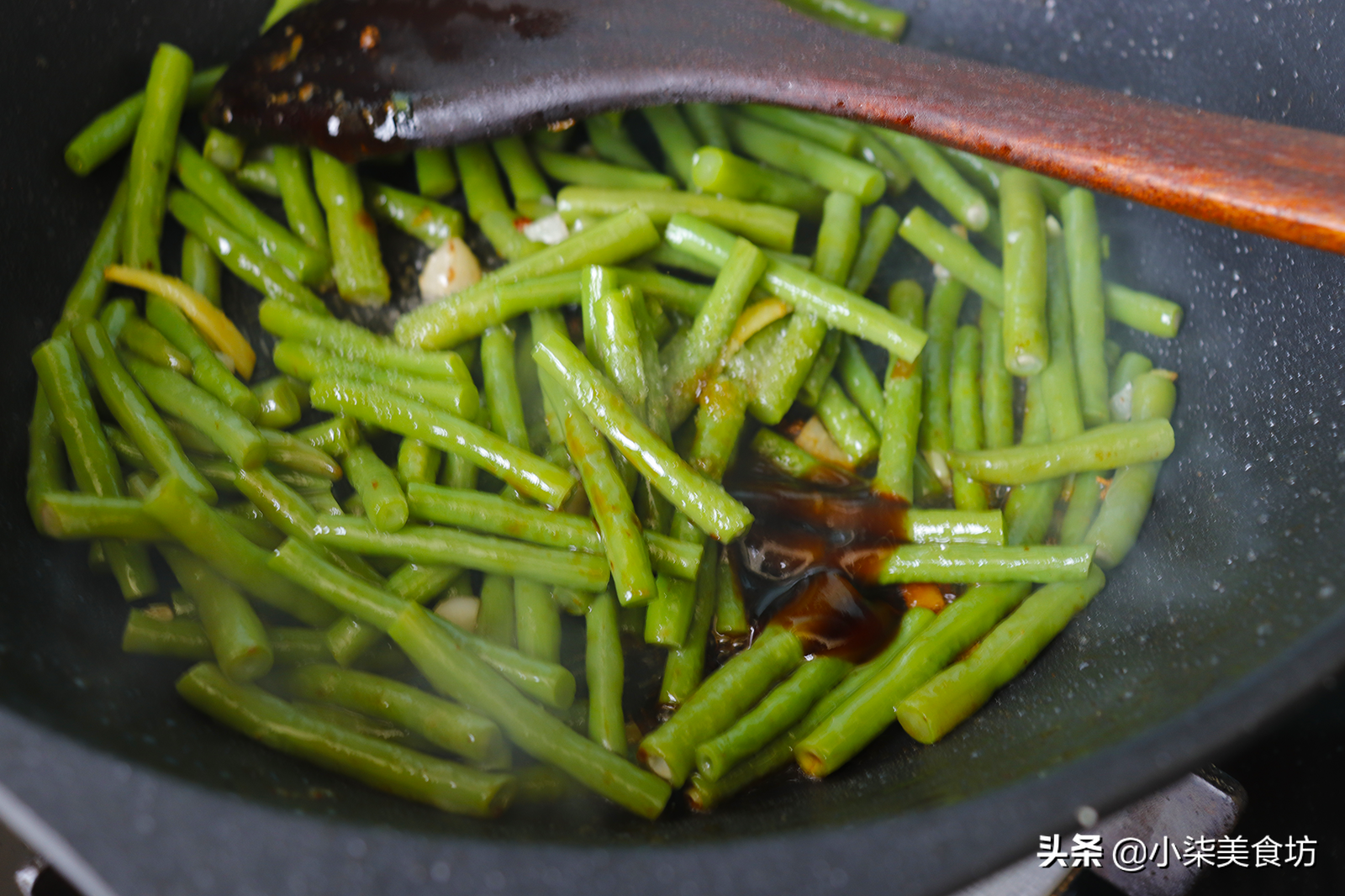 炒豆角時，切記不要直接下鍋炒，多加2步，鮮嫩入味，營養又下飯