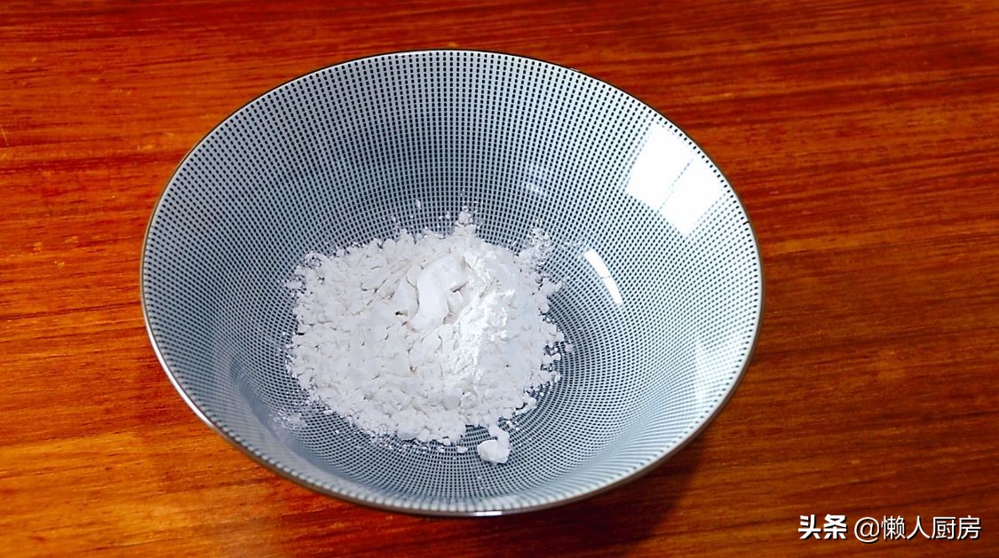 把花生米放入麵團裡，牢記這2點，花生又香又脆