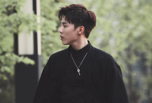 恋情|高嘉朗公开恋情！与女友从19岁开始交往 曾多次称自己单身欺骗粉丝