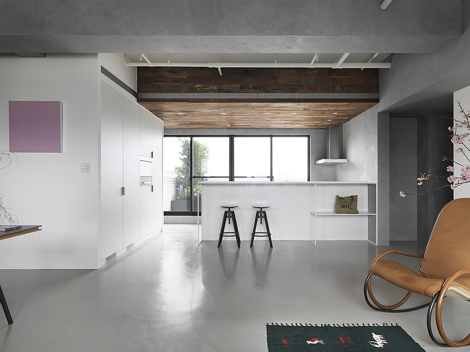 一枝傲梅冷寒中，木顶皮椅点褐红，119 m²极简公寓