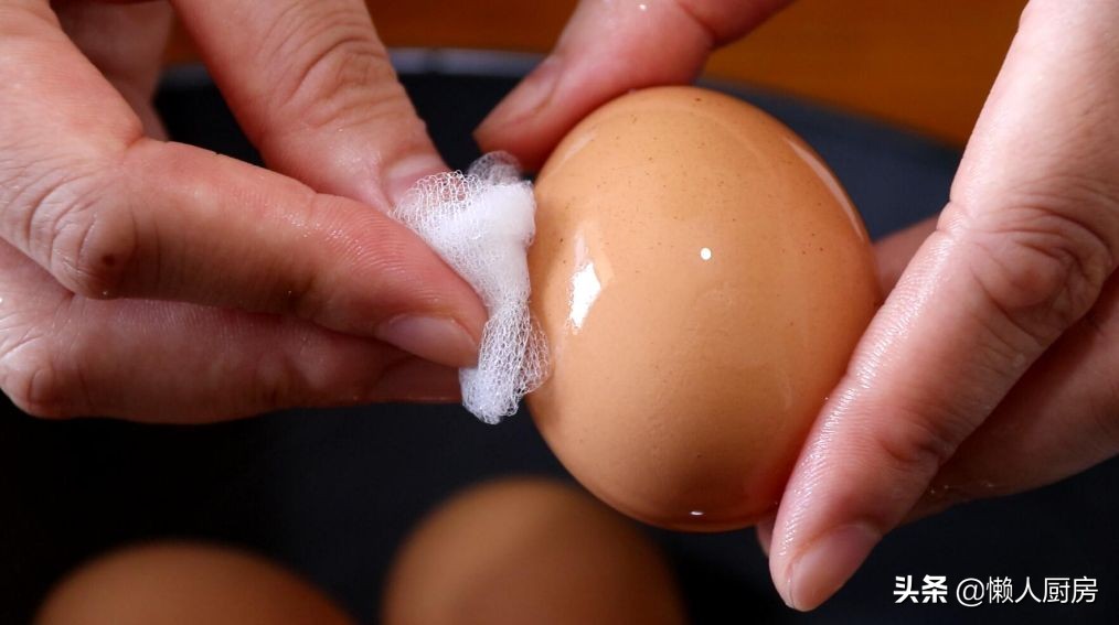 原来电饭锅能做烤鸡蛋，加点盐和水就可以了，比水煮蛋更好吃