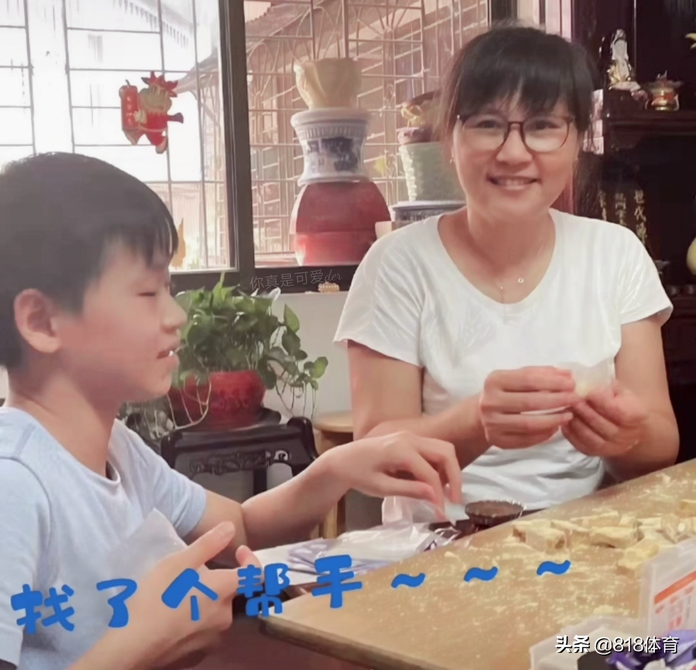 亲闺女！何教练带全红婵回自己家过节，小红跟着师母第一次做蛋糕