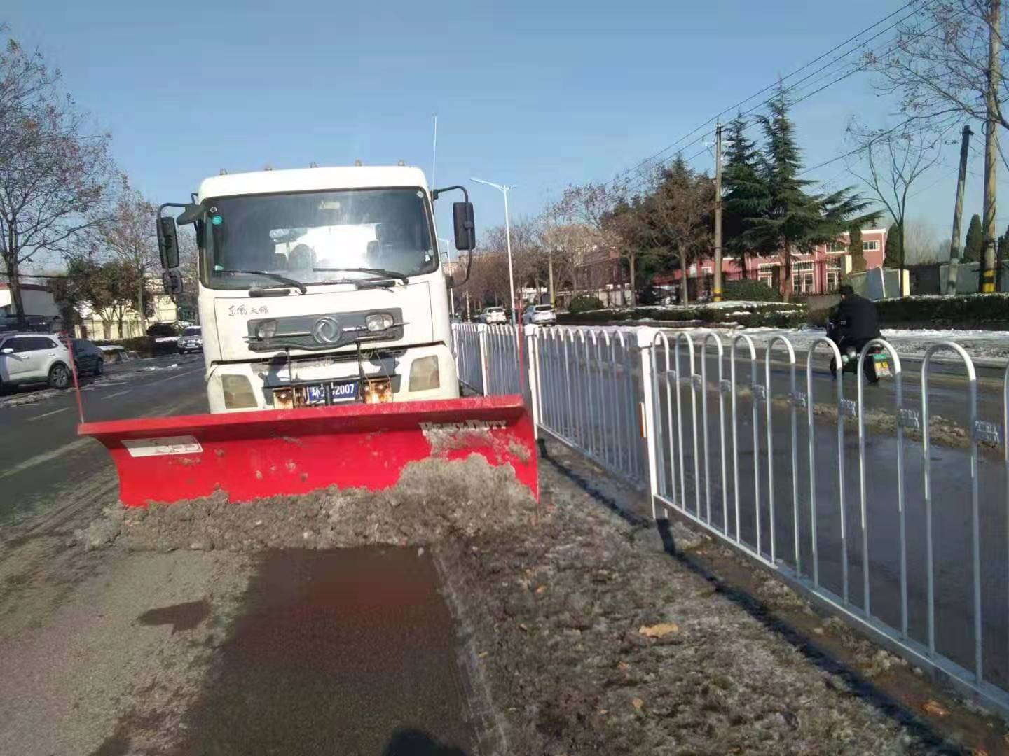 临沭城市管理局开展“清雪铲冰迎元旦”志愿服务活动保障节日环境