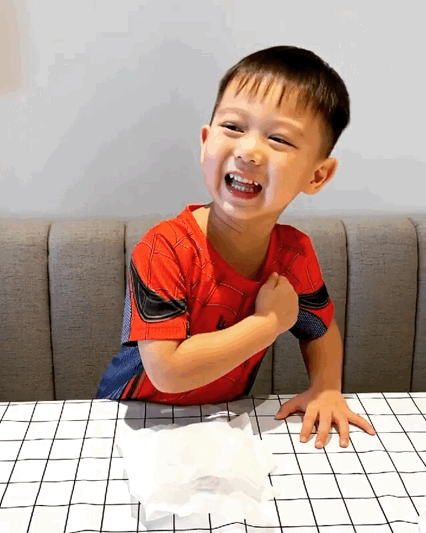 胡杏兒大兒子表演變魔術，奕霆台詞動作到位，頗有魔術師範兒