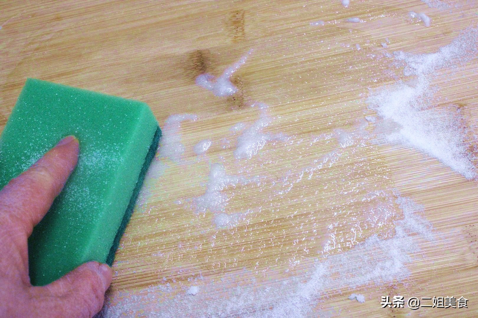 把白醋塗抹在菜板上，太聰明了，用途花錢不到，簡單還實用