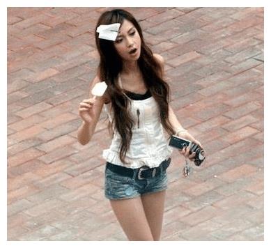 杨颖18岁在日本的生活照，浑身土气形象全无，整容与否一目了然