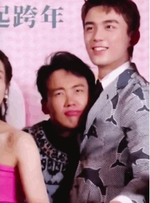 郭麒麟被人搂住频露娇羞，易烊千玺罗晋更似女