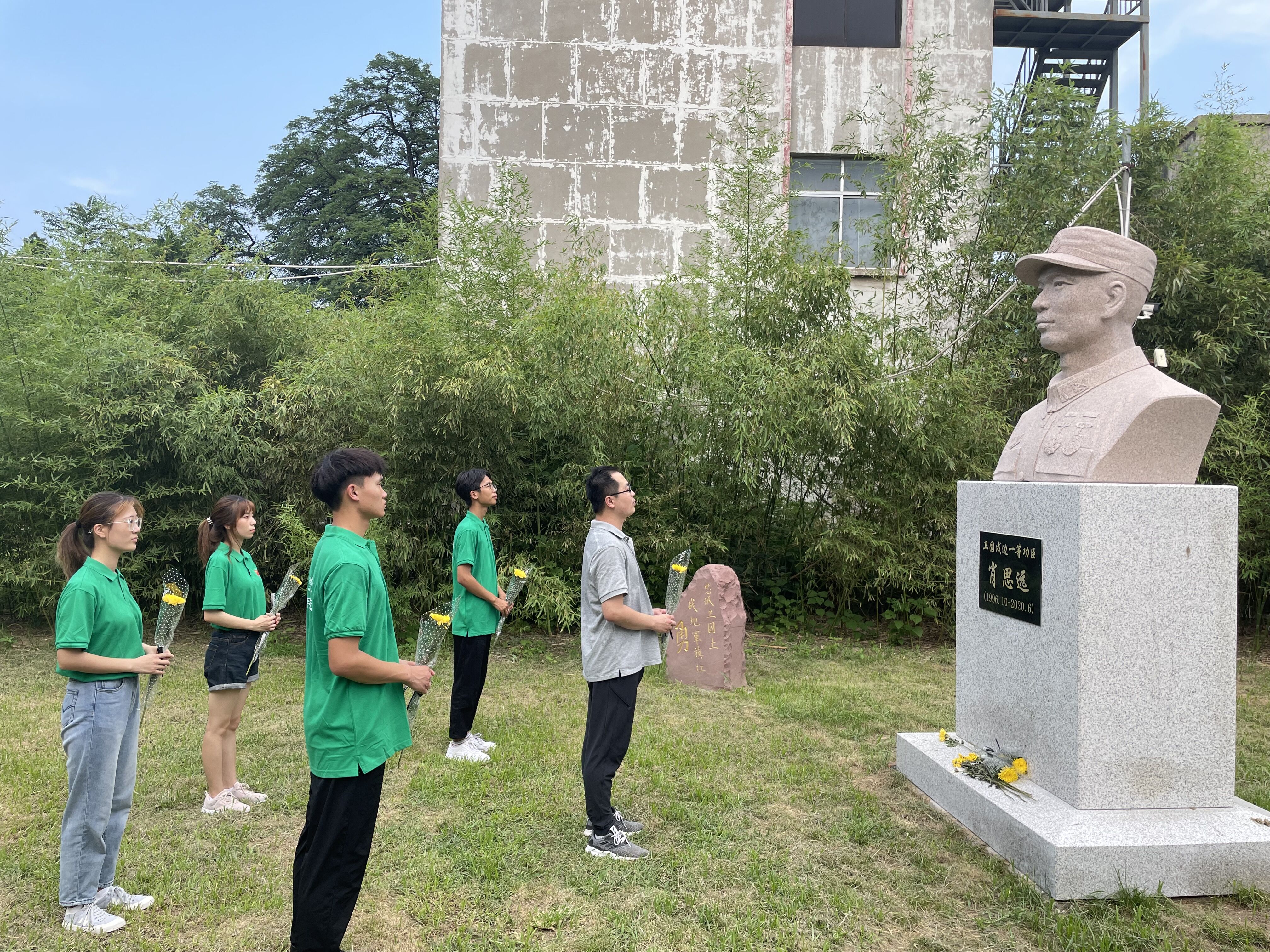 河南师范大学商学院实践调研团赴新乡市烈士陵园调研