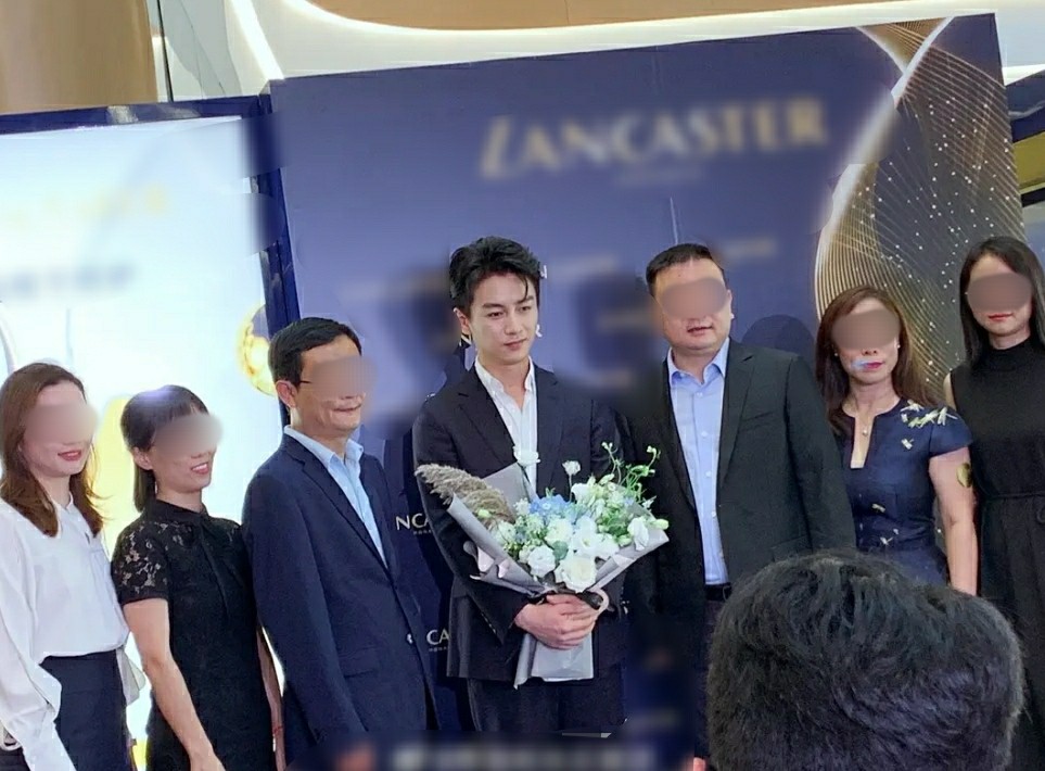 陈晓参加活动站c位，脸变圆润下颚线消失，手上不见婚戒？