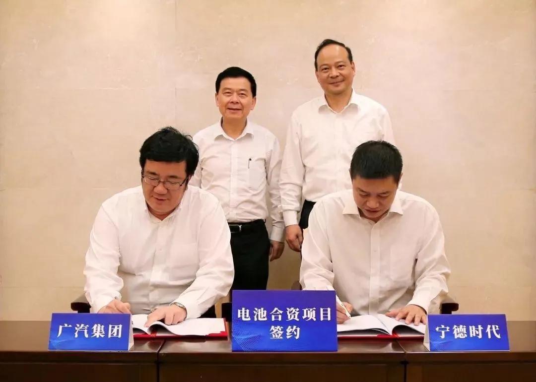 宾利第20万辆新车下线；奔驰EQS超大屏幕内饰发布