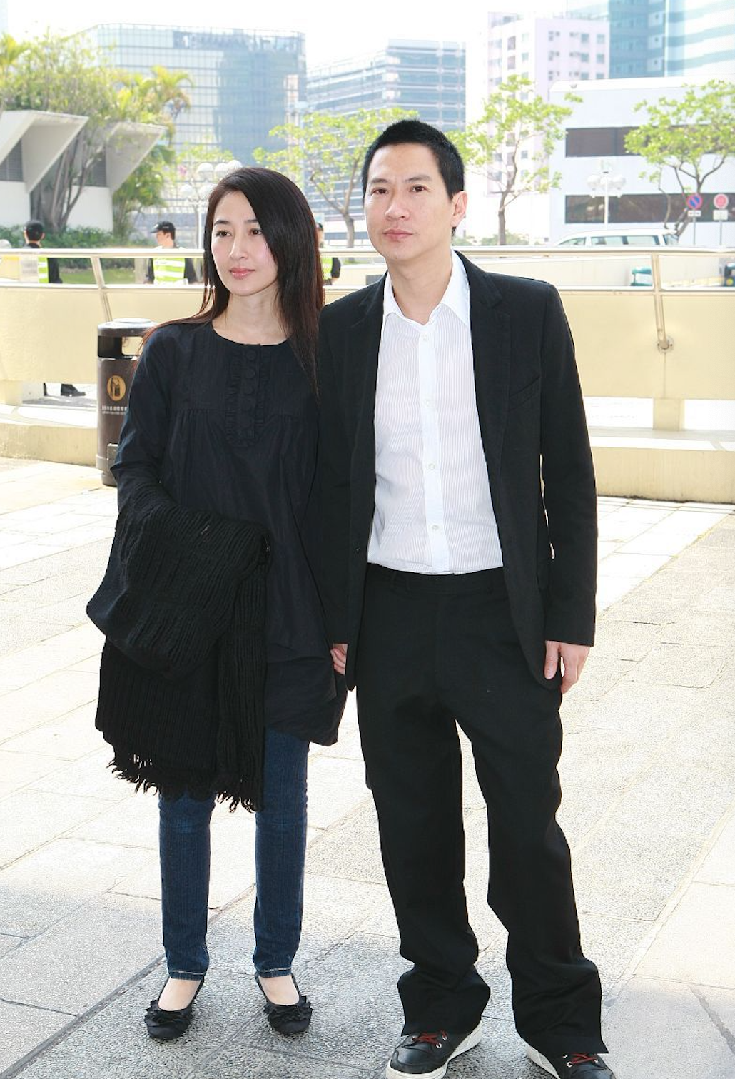 張家輝攜妻女外出享家庭樂，15歲女兒身高矚目，亭亭玉立像關(guān)詠荷
