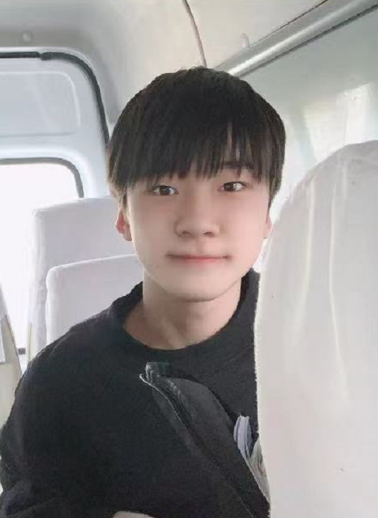 網友偶遇張亮兒子，天天比同齡人高半頭，穿上萬元鞋子上學引熱議