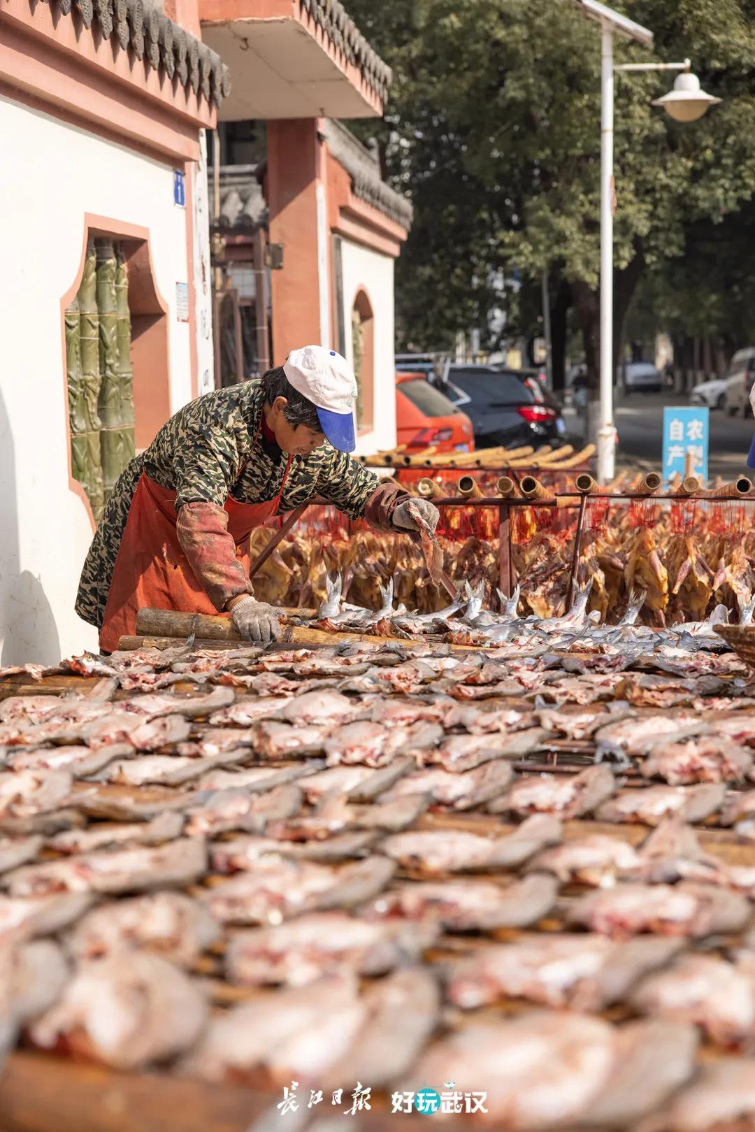 把腊肠和腊鱼串一串，串一个同心圆来过年