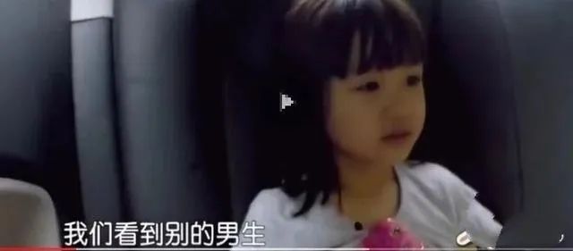 50岁钟丽缇机场穿透视装，小腹紧致腰细似少女身材，三婚后仍豪放