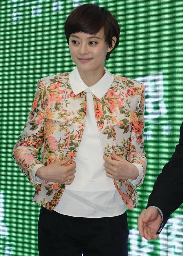 孙俪穿灰格子“大衣”真大气，配牛仔直筒裤，休闲混搭也显高级感