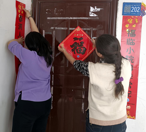新疆若羌县：共贴春联送祝福 欢声笑语融真情