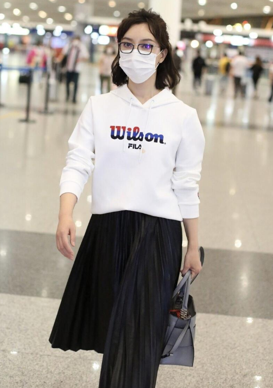 陈数的优雅感有多美？黑白配造型简单却显年轻