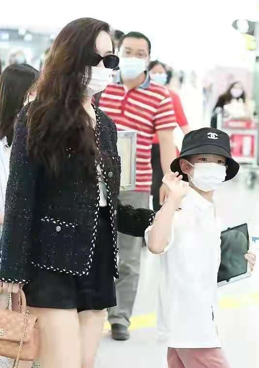 霍思燕一家高调现身！杜江穿错衣服变大妈，嗯哼戴2千帽子真阔气