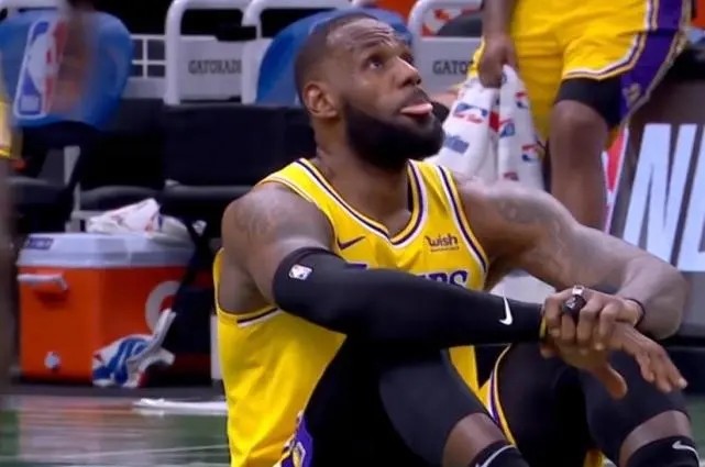 真高效！湖人新援打疯了9中8轰19分，在詹皇身边