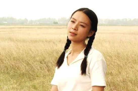 41岁张静初罕露面，做牵引治疗被吓一跳，因太瘦了医生感叹绑不住