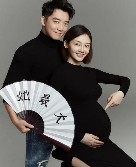 苗苗首曬一家三口，產後恢復螞蟻腰筷子腿，鄭愷帶妻女出門放風
