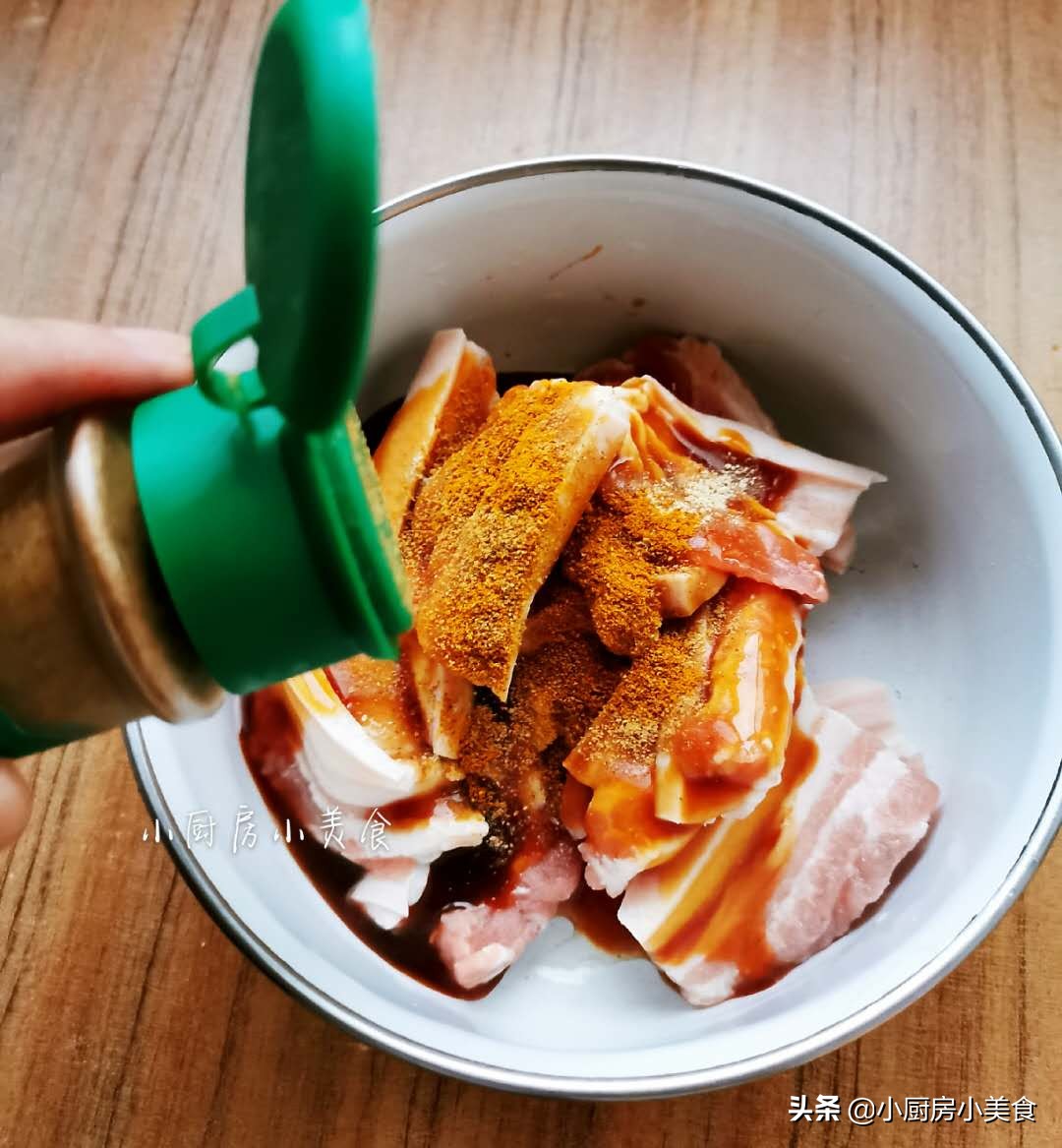 在家烤肉很简单，五花肉这样腌制好，平底锅也能烤肉，尝一口真香