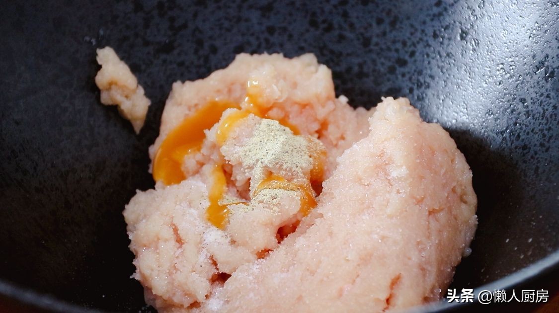 雞脯肉做丸子吃著太柴，加點白蘿蔔和它，丸子軟嫩，下鍋不容易散