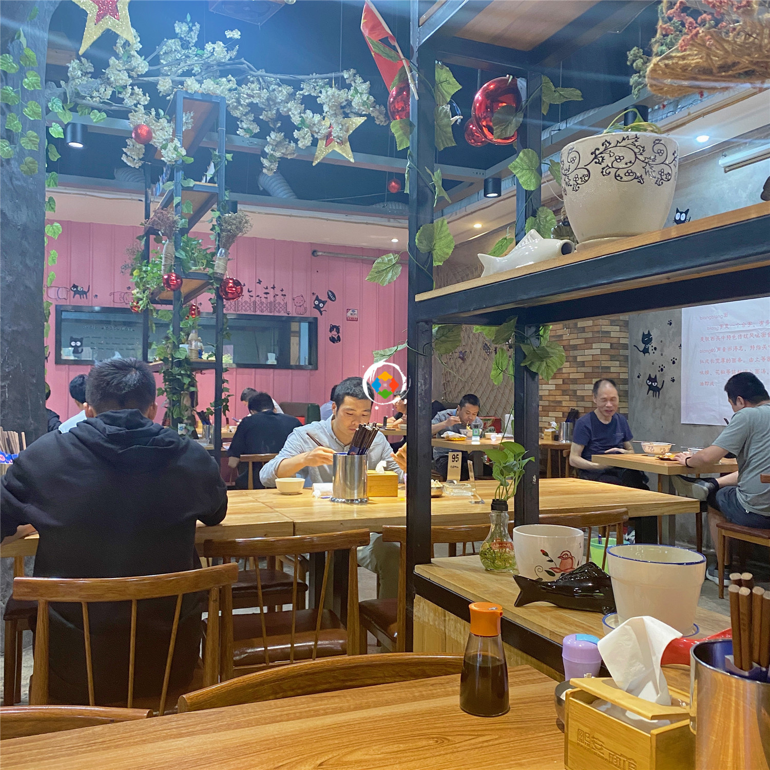 重庆哪里有正宗陕西风味？特色油泼臊子面，就着大蒜吃才够味