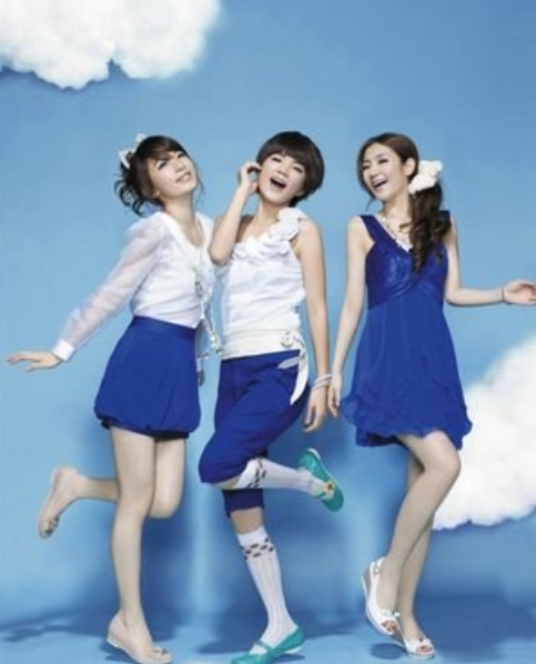 40岁Ella晒生活照，复式豪宅内景曝光，客厅装修得文艺又温馨