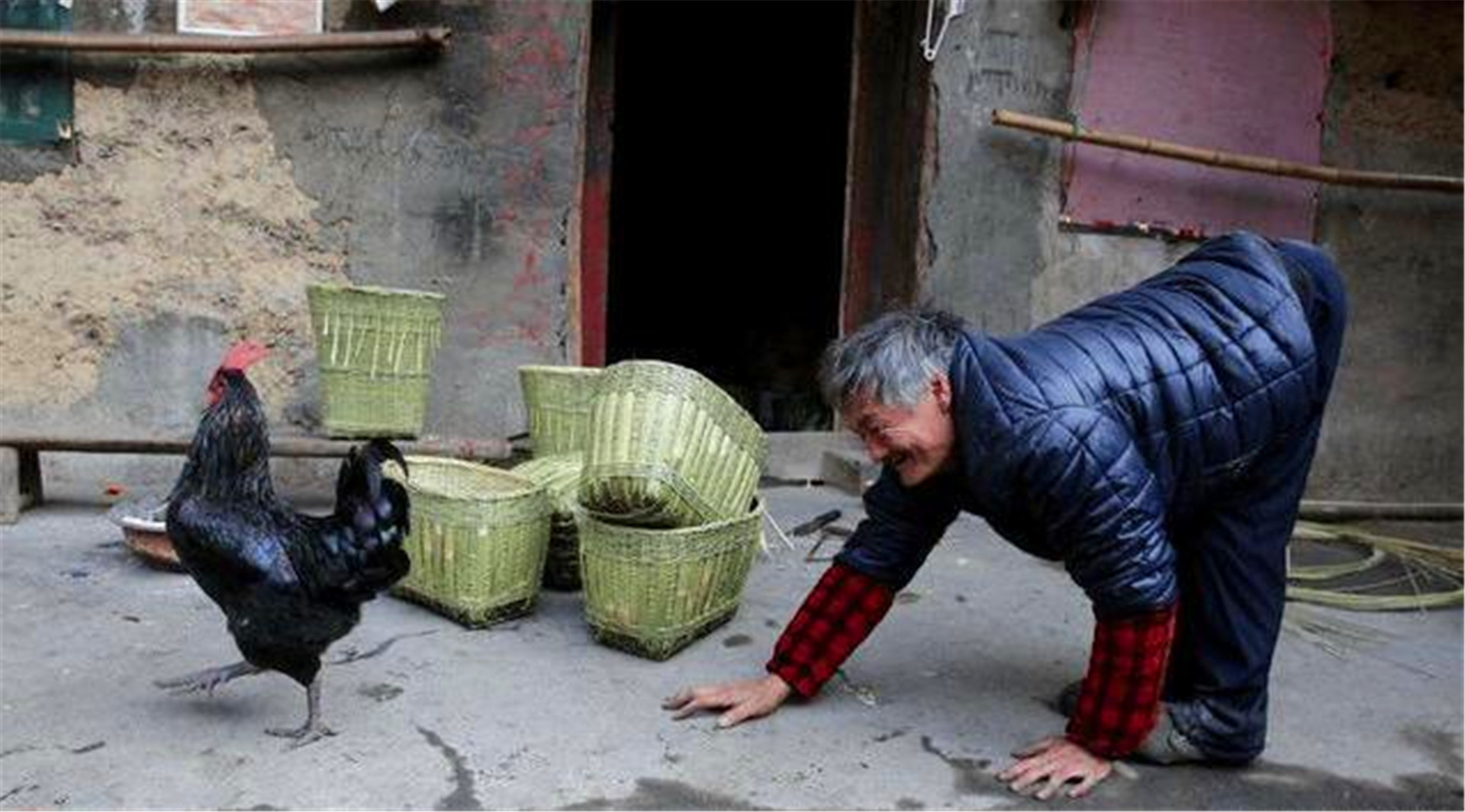 偏远村庄出现“爬行村”，全村人不会正常走路