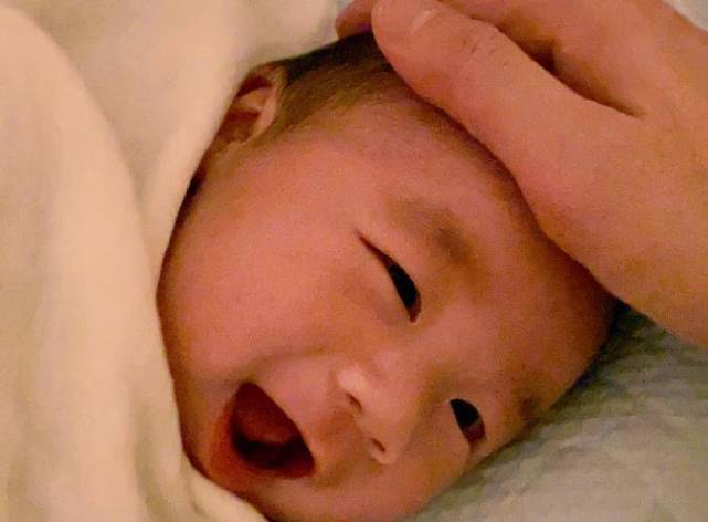 过去八个月，古巨基每晚通宵熬夜盯着儿子，担心孩子趴着睡会窒息