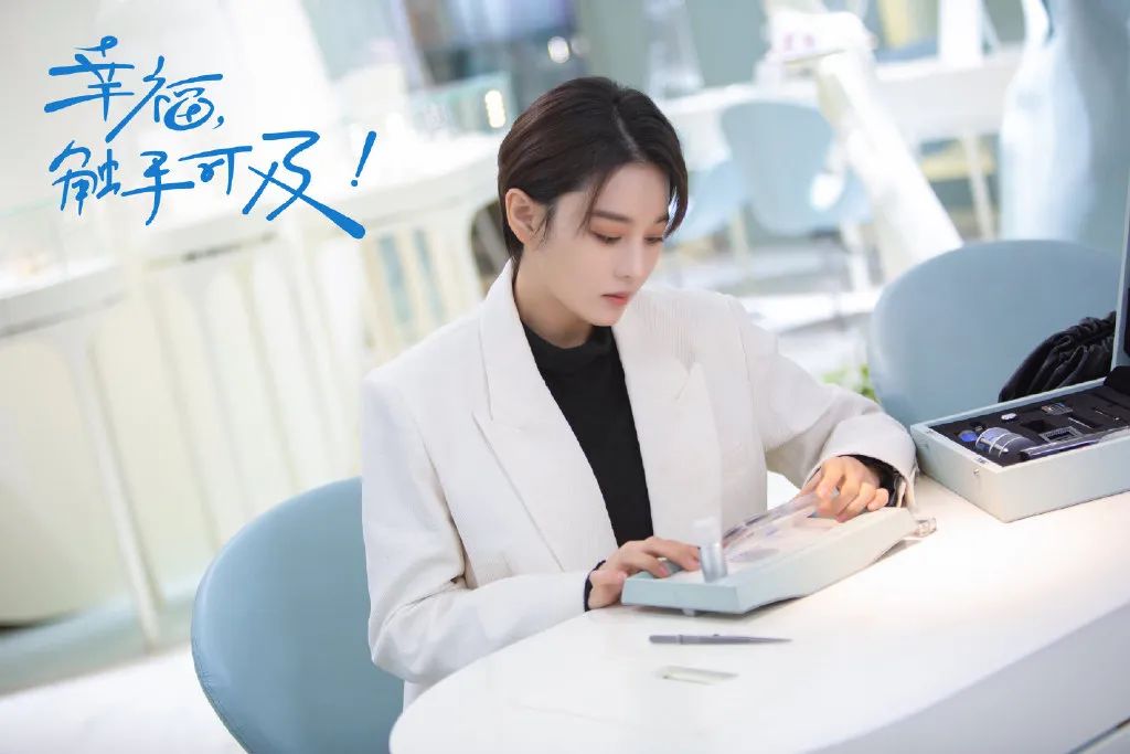 演员养眼、剧情老套，《幸福，触手可及》除了热巴的美还剩什么？