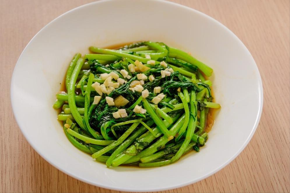 Stirfry green leafy vegetables, you can't just put them in the pot