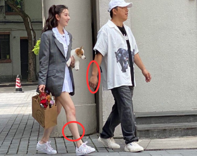 宋祖儿黄渤综艺路透照被疯传，看清她的鞋子，这是对前辈最大尊重