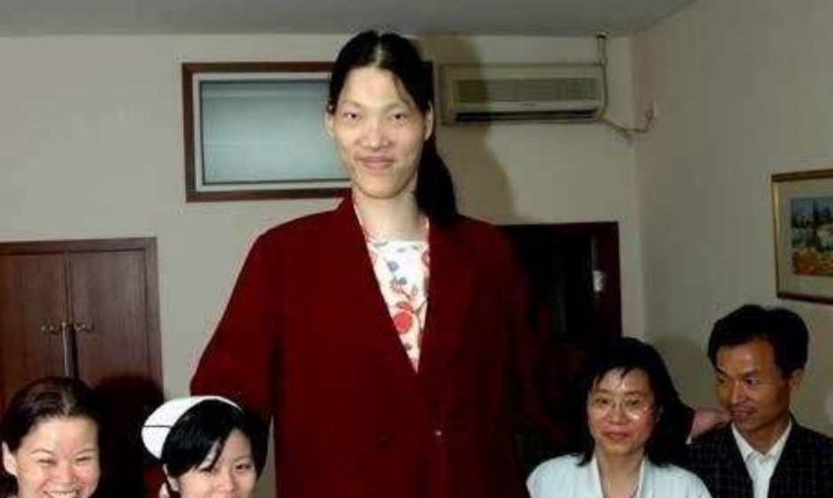 世界第一女巨人曾金莲：14岁高过姚明，18岁猝死，遗体至今未下葬