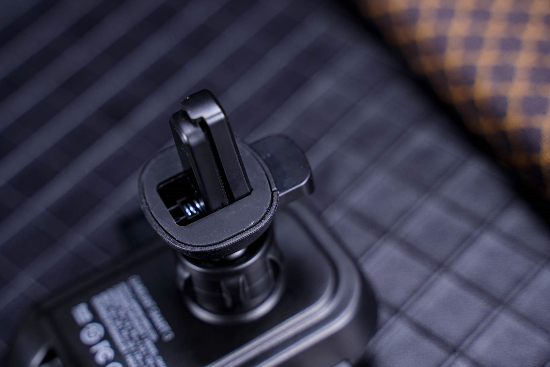 张弛有度，15W快充入手MOMAX摩米士车载无线充电手机支架