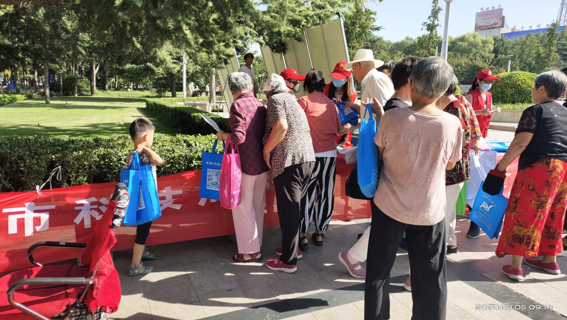 市科技局开展龙都广场周六志愿服务活动