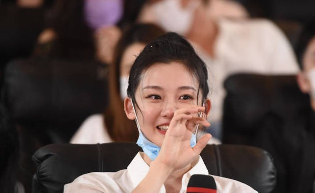 苗苗与郑恺婚后首拍婚纱大片，穿白纱秀美背，身材气质绝美无比