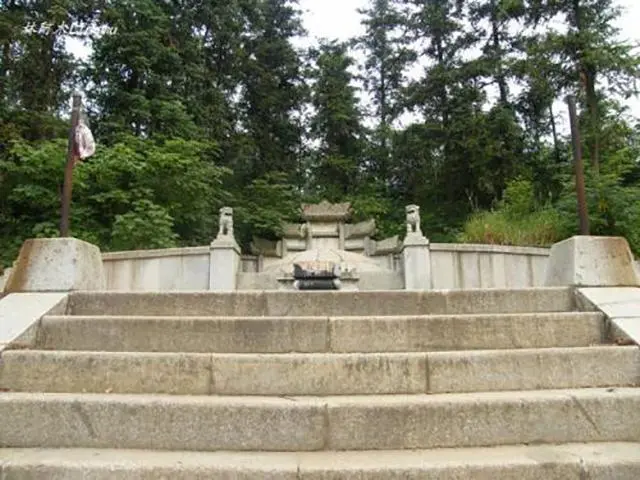 1989年,盗墓贼炸开曾国藩墓;考古队进洞后出来,为