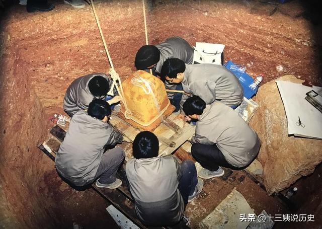 雷锋塔地宫一件旷世珍宝震惊世界(雷峰塔地宫发掘老照片：武警警戒，没发现白蛇，图9令人无比激动)